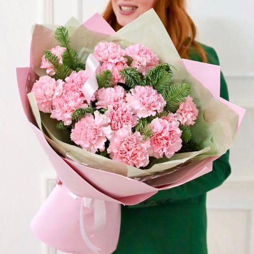 Стойкий букет диантусов с елью