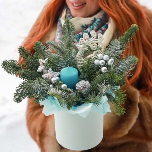 Стильная зимняя композиция со свечой