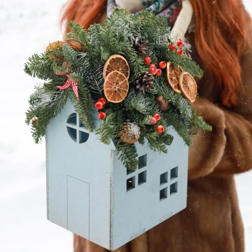 Новогодняя композиция "Снежный дом"