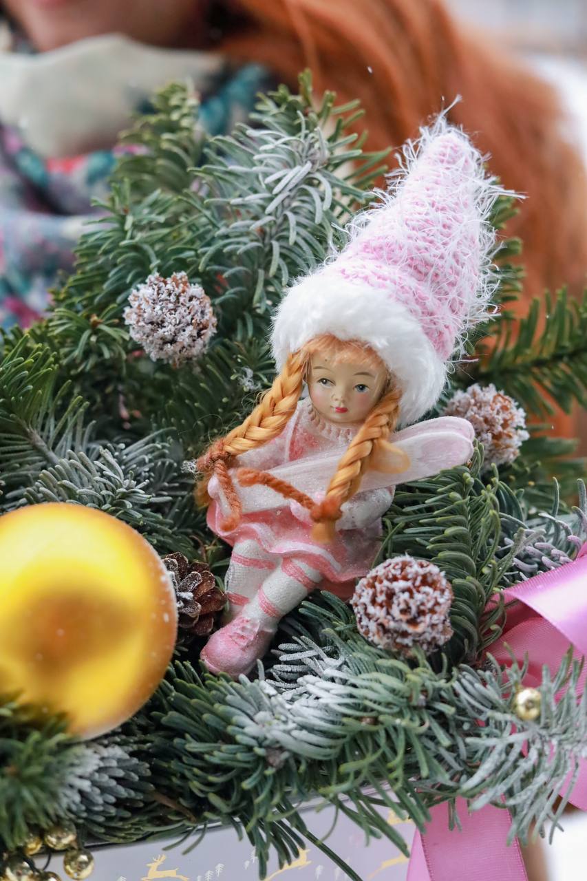 Зимняя нежная композиция с куколкой — изображение 4