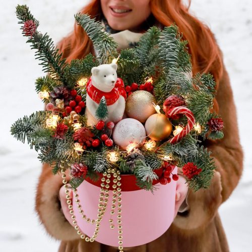 Новогодняя композиция с гирляндой и мишкой