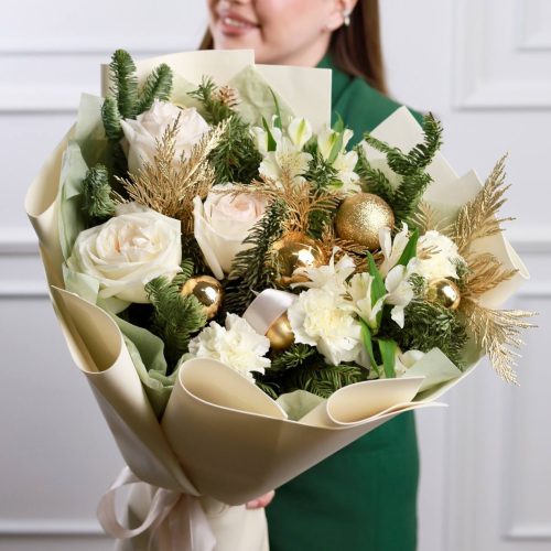 Рождественский букет с ароматными розами