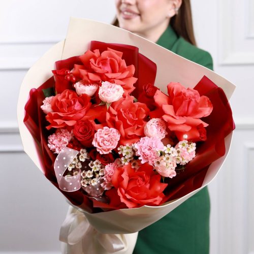 Красочный букет с пышными розами