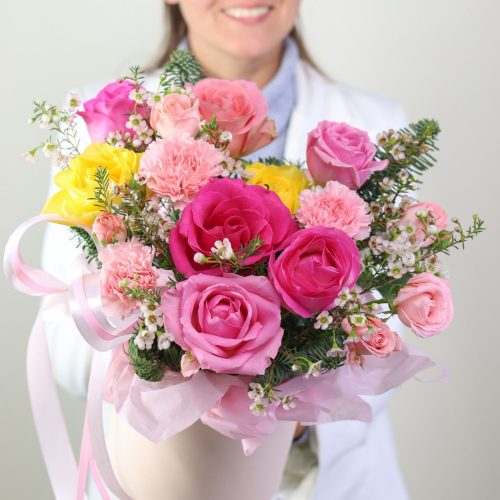 Яркая композиция роз и диантусов