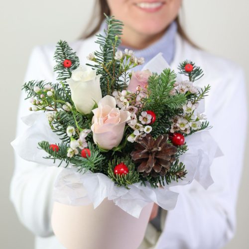 Милая композиция роз и ели