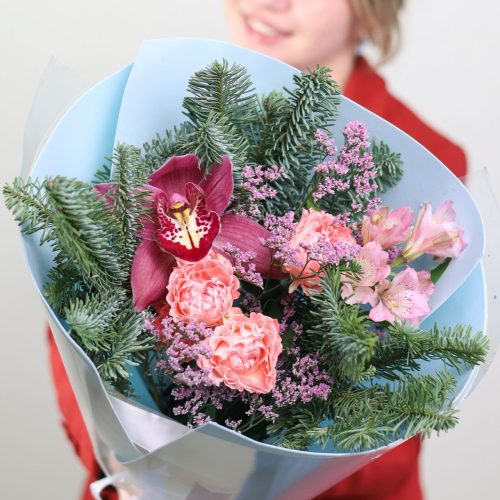 Зимний букет с экзотической орхидеей