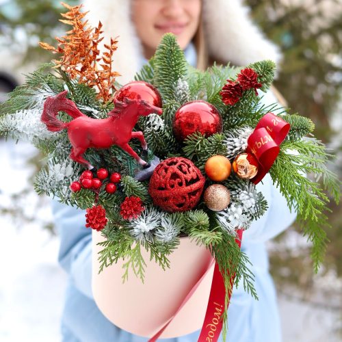 Зимняя композиция с символом Нового года