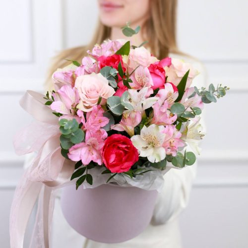 Композиция со стойкой альстромерией