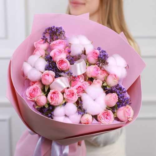Нежный букет с розами и воздушным хлопком