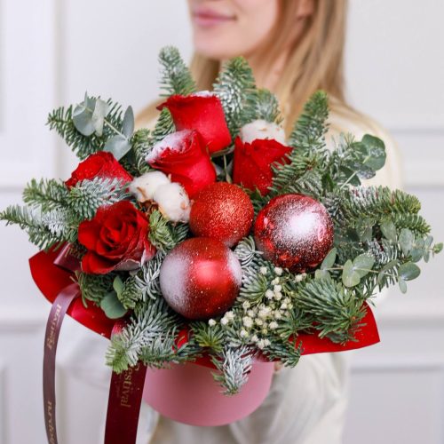 Яркая композиция с декоративными игрушками