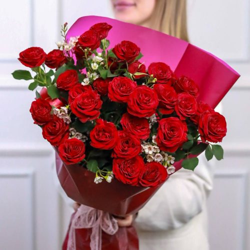 Пышный букет кустовых роз и хамелациума