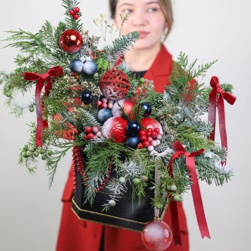 Раскидистая композиция с новогодними шарами