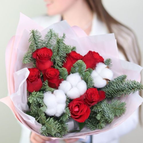 Прекрасный букет роз и хлопка