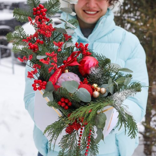 Раскидистая новогодняя композиция в красной гамме