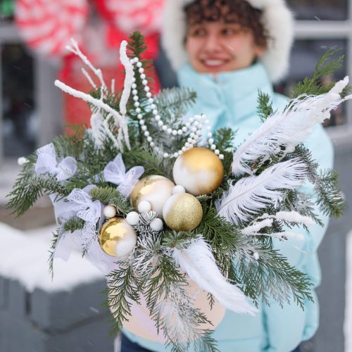 Авторская новогодняя композиция с елочными игрушками