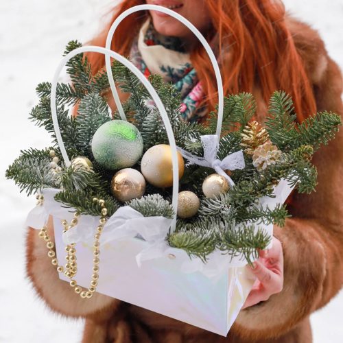 Зимняя композиция с датской елью