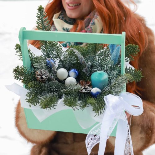 Зимняя композиция в кашпо со свечой