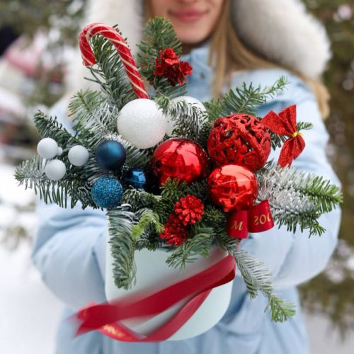 Праздничная композиция с игрушками и леденцом