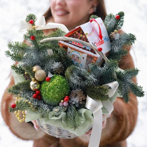 Новогодняя корзина со сладким подарком