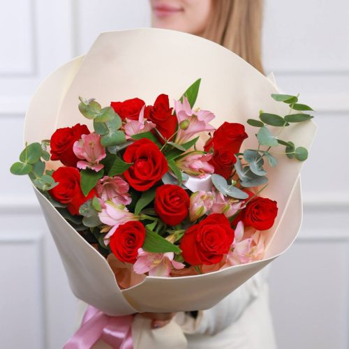 Букет роз и стойкой альстромерии