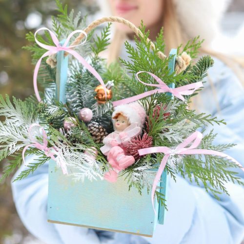 Новогодняя композиция в деревянном кашпо