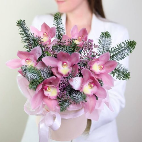 Стойкая композиция с орхидеями