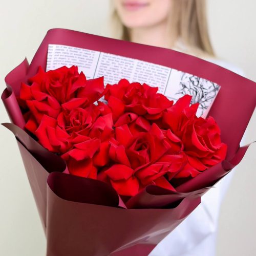 Кружевной букет пышных роз