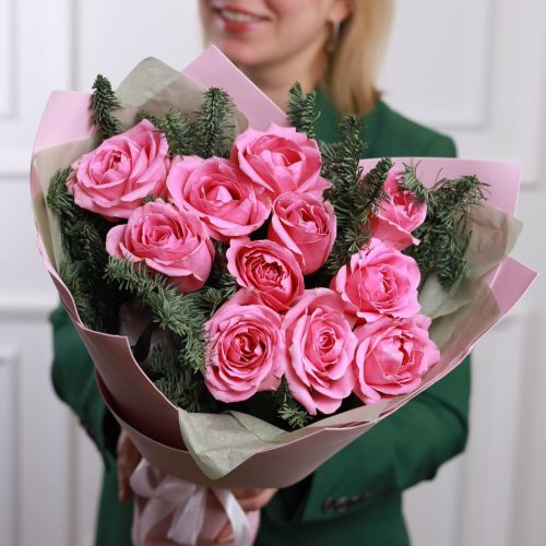 Букет с нежными розовыми розами и датской елью