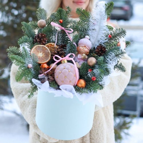 Праздничная композиция с игрушками и апельсинами