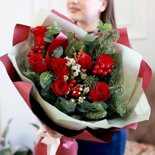 Стильный букет с красными розами