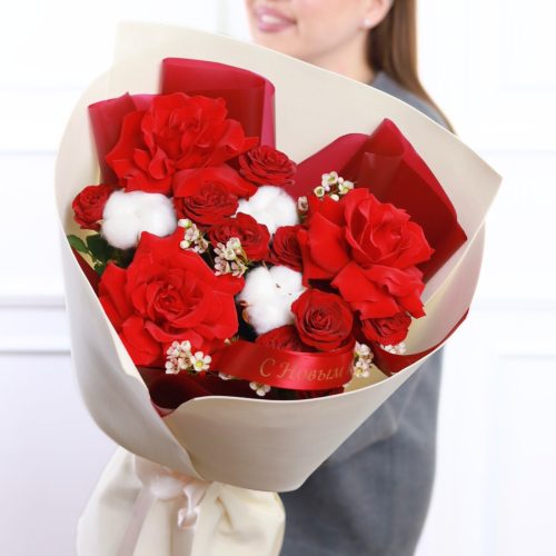 Яркий букет с французскими розами и хлопком