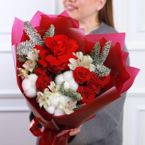 Зимний букет с розами и елью