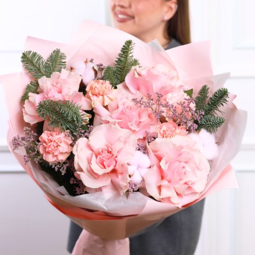 Объемный нежный букет с крупными розами и елью