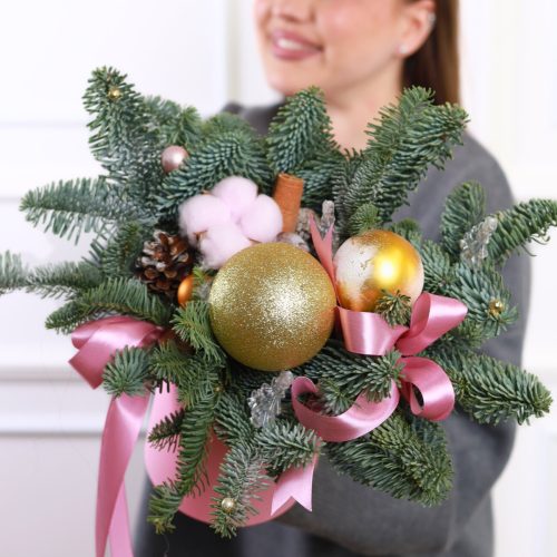 Новогодняя композиция с корицей и игрушками