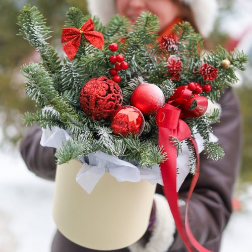 Красочная композиция с пушистой елью