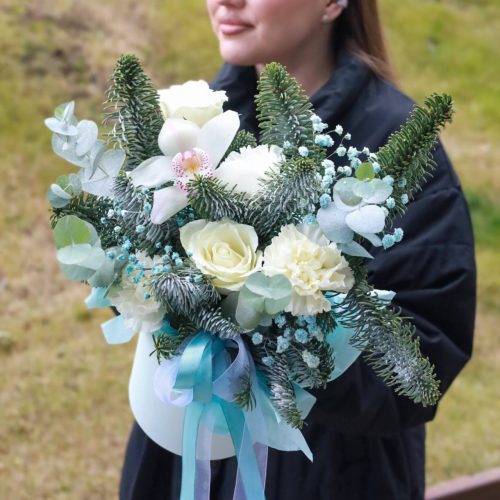 Зимняя композиция с орхидеей