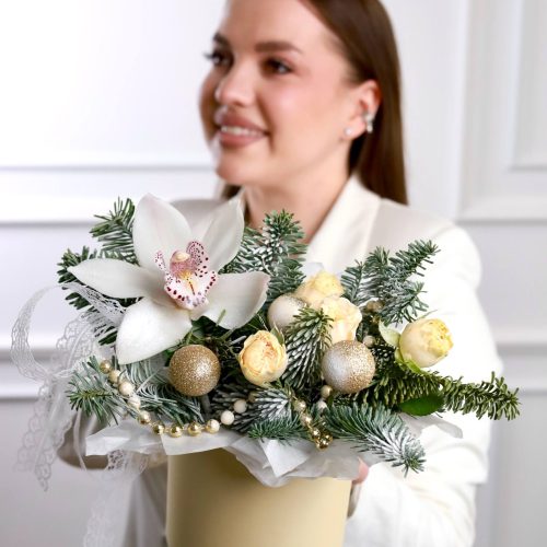 Зимняя композиция с орхидеей