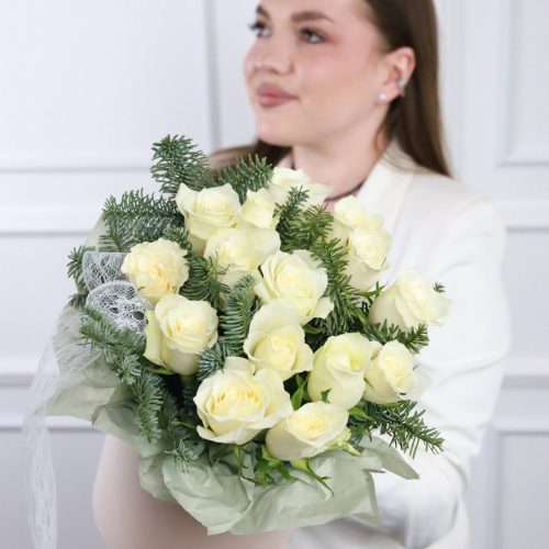 Композиция с белыми розами и датской елью