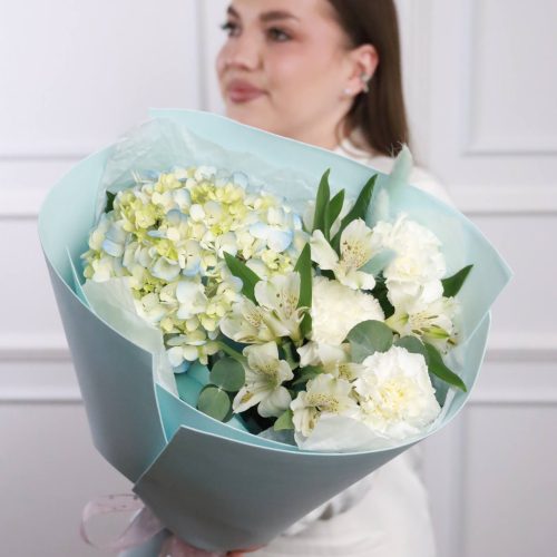 Нежный букет с голубой гортензией