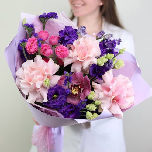 Стильный букет с крупными розами