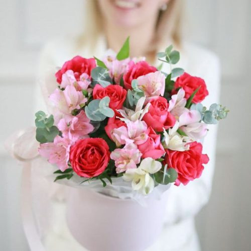 Яркая композиция со стойкой альстромерией