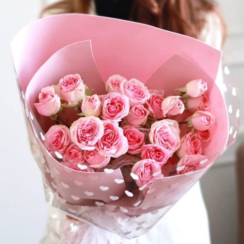 Нежный букет кустовых розочек в оформлении