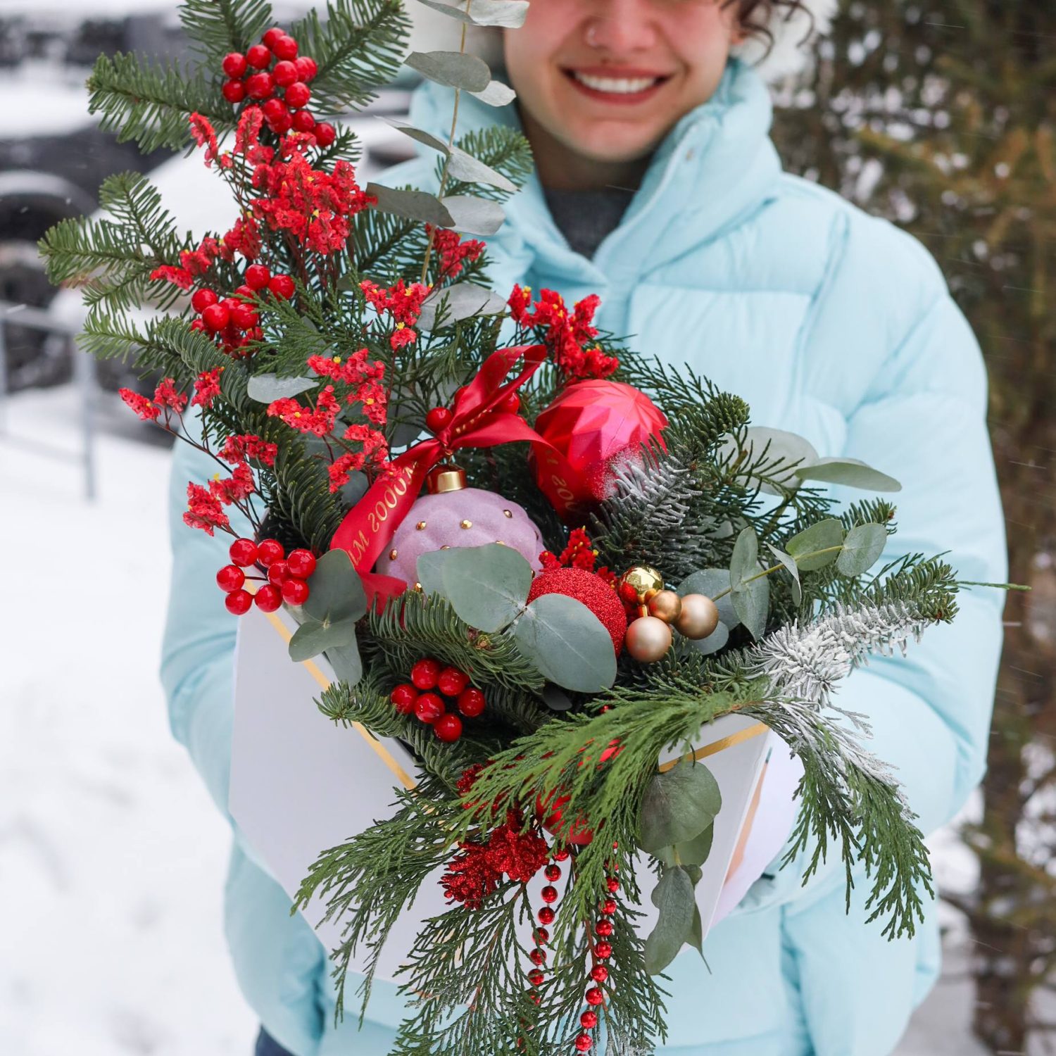 Раскидистая новогодняя композиция в красной гамме