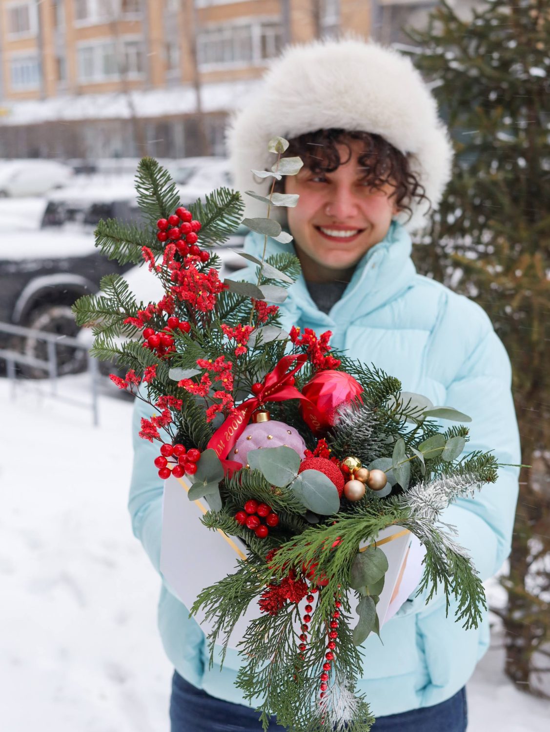 Раскидистая новогодняя композиция в красной гамме — изображение 2