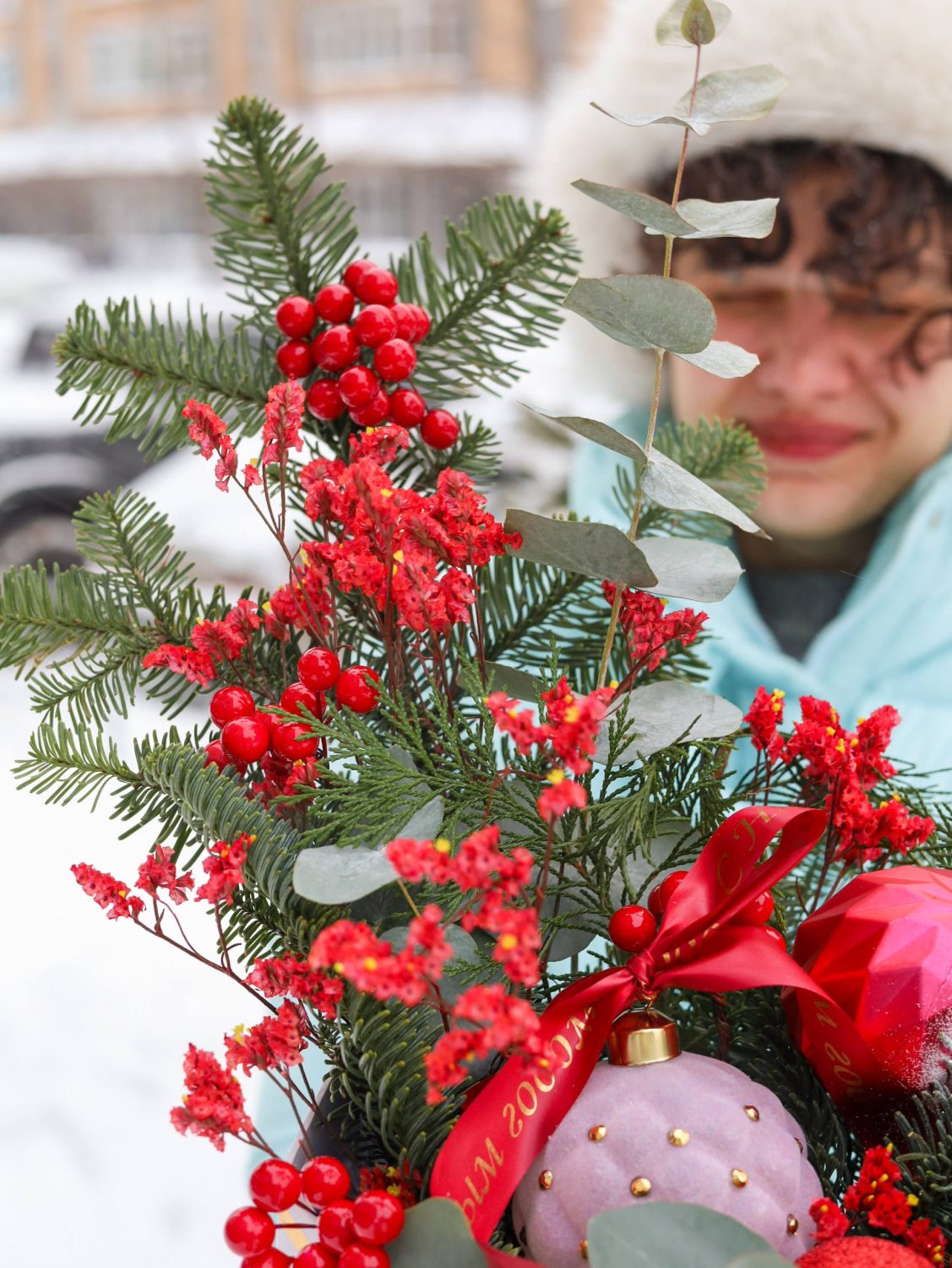Раскидистая новогодняя композиция в красной гамме — изображение 3