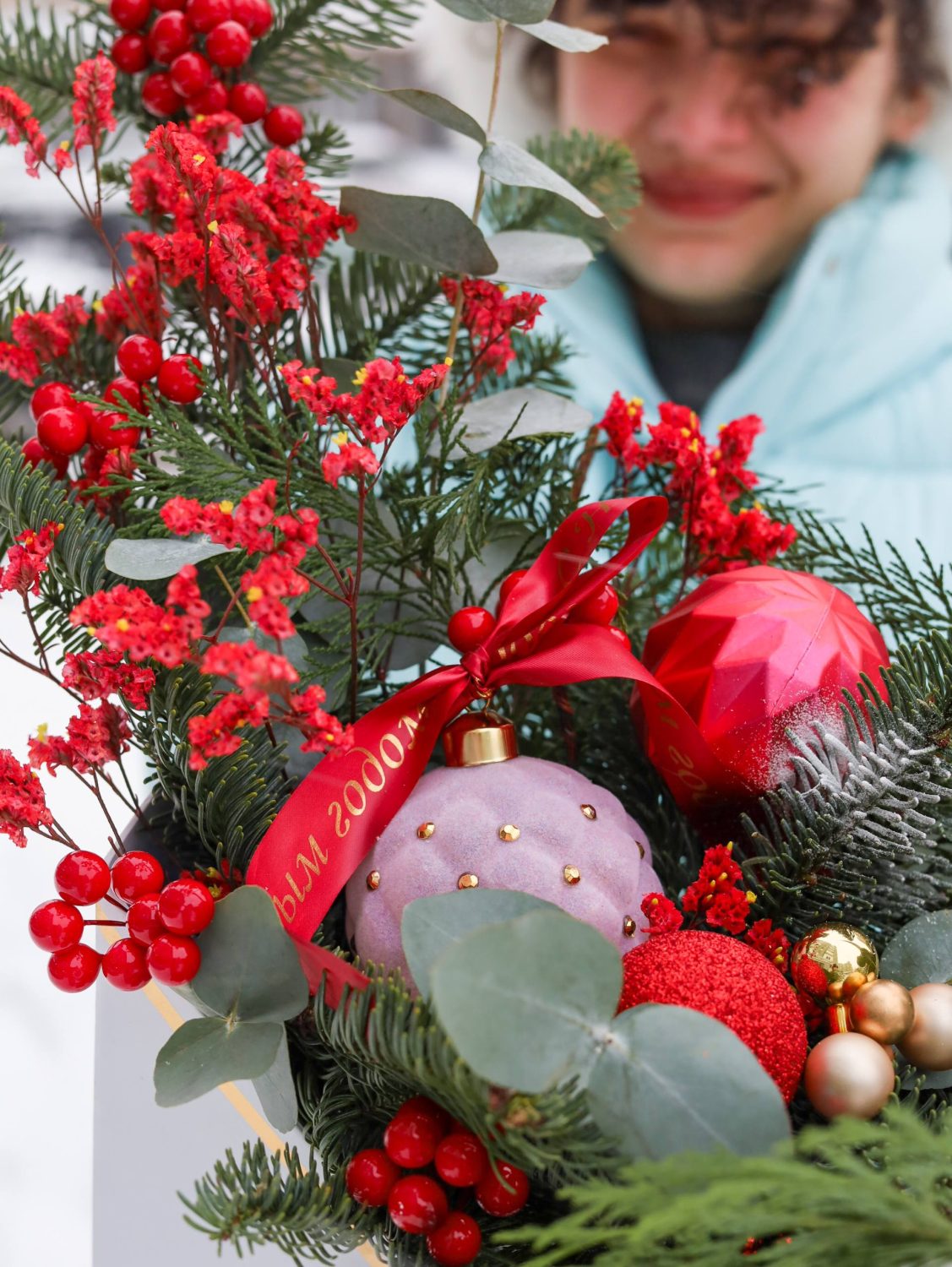 Раскидистая новогодняя композиция в красной гамме — изображение 4