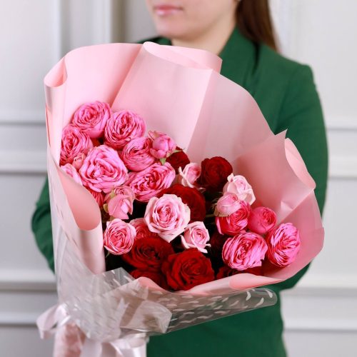 Милый букет кустовых розочек