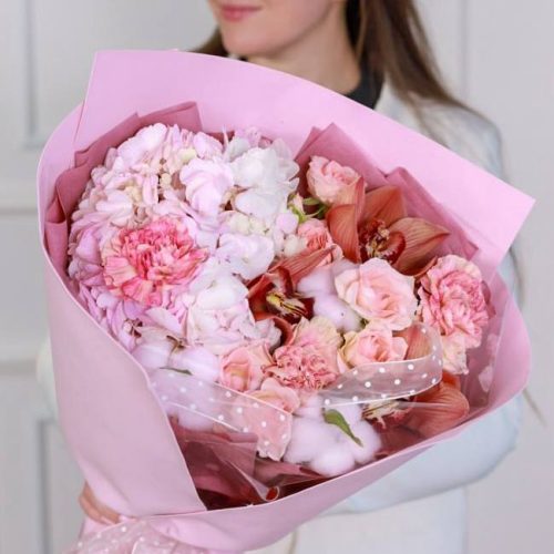 Потрясающий букет со стойкими орхидеями