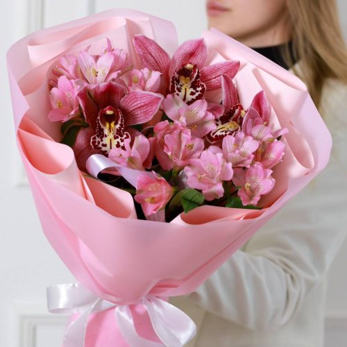 Букет орхидей и альстромерий