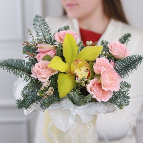 Композиция с орхидеей и елью